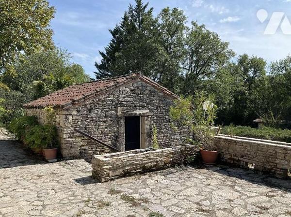 Situation pittoresque : propriété en pierre de charme avec dépendances, piscine et 4 chalets en...
