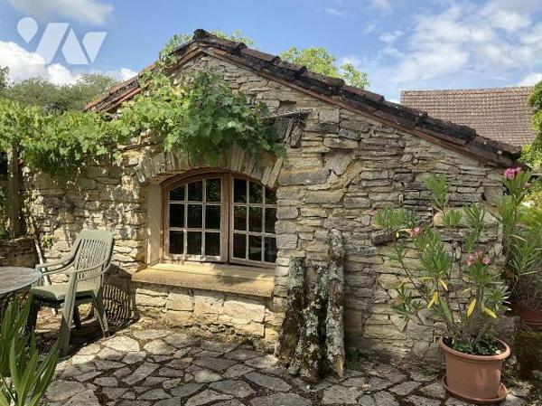 Situation pittoresque : propriété en pierre de charme avec dépendances, piscine et 4 chalets en...