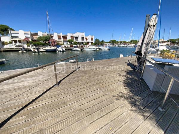 Située proche de la mer et à 5 minutes d'un centre commercial, cette marina de 105m2 est un véritable havre de paix. Elle se trouve dans une impasse au calme à l'entrée du port, les passionnés de voile seront ravis avec un accès direct au ponton privatif.

Coté espace de vie, elle comprend un vaste séjour de 32m2 donnant sur une terrasse de 28m2 et sur le ponton privatif de 15 m2 et une cuisine.
Coté nuit, vous avez deux chambres au premier étage. Une superbe chambre de 15 m2, une seconde chambre, un salle une bain et un WC.
Au 2éme étage, se trouve la troisième chambre et une salle d'eau avec WC. Vous profiterez aussi de sa magnifique terrasse de 11m2 vue port.

Un garage de 14m2 et son patio complètent ce bien.

Prestations de qualité : Climatisation, larges baies vitrées en double vitrage et volets roulants électriques, très beaux volumes intérieurs et extérieurs, appontement privatif.

TF 1459€
DPE D
Charges annuelles ponton 500€

Je vous invite à la déconnexion totale de votre quotidien avec une vue merveilleuse sur l'eau.... Un véritable havre de paix

A vos visites, Cécile 06 40 40 73 60