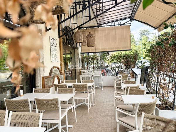 Au cœur de la vieille ville d’Annecy, dans un quartier touristique et en plein essor, ces murs commerciaux actuellement exploités en restaurant constituent une opportunité d’investissement sur un emplacement recherché.
Le local accueille un établissement de restauration créé en 2022 et bénéficie d’un aménagement récent, parfaitement adapté à son activité.
Il comprend une salle de restauration pouvant accueillir 35 couverts avec espace bar et arrière-bar, une cuisine professionnelle, une arrière-cuisine, des sanitaires ainsi qu’une terrasse extérieure permettant d’accueillir 35 couverts supplémentaires à la belle saison.
Le local dispose également d’un accès sur cour et porche.
Actuellement exploité directement par les propriétaires, le local pourra faire l’objet d’une mise en location dans le cadre de la cession du fonds de commerce, avec un loyer prévu de 3 500 € HT par mois, représentant un potentiel locatif annuel de 42 000 € HT.
La configuration des lieux, la présence d’une terrasse et son implantation au sein d’un secteur touristique de la vieille ville d’Annecy en font un actif intéressant pour un investisseur souhaitant acquérir des murs commerciaux associés à une activité de restauration déjà établie.

Loyer prévu : 3 500 € HT / mois
Potentiel locatif annuel : 42 000 € HT

Possibilité d’acquérir conjointement le fonds de commerce.