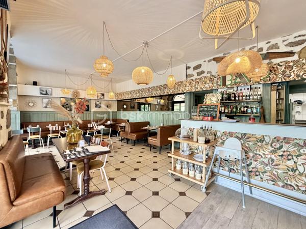 Au cœur de la vieille ville d’Annecy, dans un quartier touristique et en plein essor, ces murs commerciaux actuellement exploités en restaurant constituent une opportunité d’investissement sur un emplacement recherché.
Le local accueille un établissement de restauration créé en 2022 et bénéficie d’un aménagement récent, parfaitement adapté à son activité.
Il comprend une salle de restauration pouvant accueillir 35 couverts avec espace bar et arrière-bar, une cuisine professionnelle, une arrière-cuisine, des sanitaires ainsi qu’une terrasse extérieure permettant d’accueillir 35 couverts supplémentaires à la belle saison.
Le local dispose également d’un accès sur cour et porche.
Actuellement exploité directement par les propriétaires, le local pourra faire l’objet d’une mise en location dans le cadre de la cession du fonds de commerce, avec un loyer prévu de 3 500 € HT par mois, représentant un potentiel locatif annuel de 42 000 € HT.
La configuration des lieux, la présence d’une terrasse et son implantation au sein d’un secteur touristique de la vieille ville d’Annecy en font un actif intéressant pour un investisseur souhaitant acquérir des murs commerciaux associés à une activité de restauration déjà établie.

Loyer prévu : 3 500 € HT / mois
Potentiel locatif annuel : 42 000 € HT

Possibilité d’acquérir conjointement le fonds de commerce.