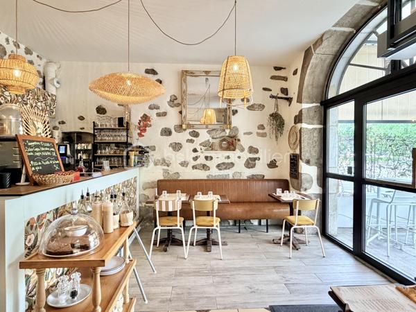 Au cœur de la vieille ville d’Annecy, dans un quartier touristique et en plein essor, ces murs commerciaux actuellement exploités en restaurant constituent une opportunité d’investissement sur un emplacement recherché.
Le local accueille un établissement de restauration créé en 2022 et bénéficie d’un aménagement récent, parfaitement adapté à son activité.
Il comprend une salle de restauration pouvant accueillir 35 couverts avec espace bar et arrière-bar, une cuisine professionnelle, une arrière-cuisine, des sanitaires ainsi qu’une terrasse extérieure permettant d’accueillir 35 couverts supplémentaires à la belle saison.
Le local dispose également d’un accès sur cour et porche.
Actuellement exploité directement par les propriétaires, le local pourra faire l’objet d’une mise en location dans le cadre de la cession du fonds de commerce, avec un loyer prévu de 3 500 € HT par mois, représentant un potentiel locatif annuel de 42 000 € HT.
La configuration des lieux, la présence d’une terrasse et son implantation au sein d’un secteur touristique de la vieille ville d’Annecy en font un actif intéressant pour un investisseur souhaitant acquérir des murs commerciaux associés à une activité de restauration déjà établie.

Loyer prévu : 3 500 € HT / mois
Potentiel locatif annuel : 42 000 € HT

Possibilité d’acquérir conjointement le fonds de commerce.