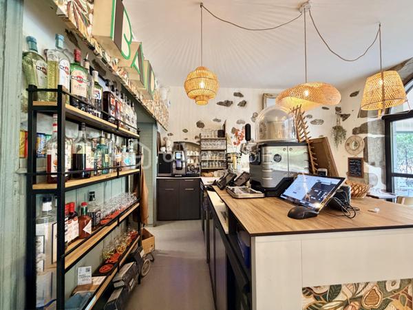 Au cœur de la vieille ville d’Annecy, dans un quartier touristique et en plein essor, ces murs commerciaux actuellement exploités en restaurant constituent une opportunité d’investissement sur un emplacement recherché.
Le local accueille un établissement de restauration créé en 2022 et bénéficie d’un aménagement récent, parfaitement adapté à son activité.
Il comprend une salle de restauration pouvant accueillir 35 couverts avec espace bar et arrière-bar, une cuisine professionnelle, une arrière-cuisine, des sanitaires ainsi qu’une terrasse extérieure permettant d’accueillir 35 couverts supplémentaires à la belle saison.
Le local dispose également d’un accès sur cour et porche.
Actuellement exploité directement par les propriétaires, le local pourra faire l’objet d’une mise en location dans le cadre de la cession du fonds de commerce, avec un loyer prévu de 3 500 € HT par mois, représentant un potentiel locatif annuel de 42 000 € HT.
La configuration des lieux, la présence d’une terrasse et son implantation au sein d’un secteur touristique de la vieille ville d’Annecy en font un actif intéressant pour un investisseur souhaitant acquérir des murs commerciaux associés à une activité de restauration déjà établie.

Loyer prévu : 3 500 € HT / mois
Potentiel locatif annuel : 42 000 € HT

Possibilité d’acquérir conjointement le fonds de commerce.