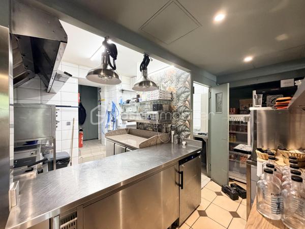 Au cœur de la vieille ville d’Annecy, dans un quartier touristique et en plein essor, ces murs commerciaux actuellement exploités en restaurant constituent une opportunité d’investissement sur un emplacement recherché.
Le local accueille un établissement de restauration créé en 2022 et bénéficie d’un aménagement récent, parfaitement adapté à son activité.
Il comprend une salle de restauration pouvant accueillir 35 couverts avec espace bar et arrière-bar, une cuisine professionnelle, une arrière-cuisine, des sanitaires ainsi qu’une terrasse extérieure permettant d’accueillir 35 couverts supplémentaires à la belle saison.
Le local dispose également d’un accès sur cour et porche.
Actuellement exploité directement par les propriétaires, le local pourra faire l’objet d’une mise en location dans le cadre de la cession du fonds de commerce, avec un loyer prévu de 3 500 € HT par mois, représentant un potentiel locatif annuel de 42 000 € HT.
La configuration des lieux, la présence d’une terrasse et son implantation au sein d’un secteur touristique de la vieille ville d’Annecy en font un actif intéressant pour un investisseur souhaitant acquérir des murs commerciaux associés à une activité de restauration déjà établie.

Loyer prévu : 3 500 € HT / mois
Potentiel locatif annuel : 42 000 € HT

Possibilité d’acquérir conjointement le fonds de commerce.
