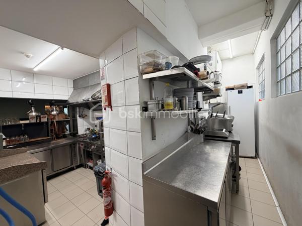 Au cœur de la vieille ville d’Annecy, dans un quartier touristique et en plein essor, ces murs commerciaux actuellement exploités en restaurant constituent une opportunité d’investissement sur un emplacement recherché.
Le local accueille un établissement de restauration créé en 2022 et bénéficie d’un aménagement récent, parfaitement adapté à son activité.
Il comprend une salle de restauration pouvant accueillir 35 couverts avec espace bar et arrière-bar, une cuisine professionnelle, une arrière-cuisine, des sanitaires ainsi qu’une terrasse extérieure permettant d’accueillir 35 couverts supplémentaires à la belle saison.
Le local dispose également d’un accès sur cour et porche.
Actuellement exploité directement par les propriétaires, le local pourra faire l’objet d’une mise en location dans le cadre de la cession du fonds de commerce, avec un loyer prévu de 3 500 € HT par mois, représentant un potentiel locatif annuel de 42 000 € HT.
La configuration des lieux, la présence d’une terrasse et son implantation au sein d’un secteur touristique de la vieille ville d’Annecy en font un actif intéressant pour un investisseur souhaitant acquérir des murs commerciaux associés à une activité de restauration déjà établie.

Loyer prévu : 3 500 € HT / mois
Potentiel locatif annuel : 42 000 € HT

Possibilité d’acquérir conjointement le fonds de commerce.