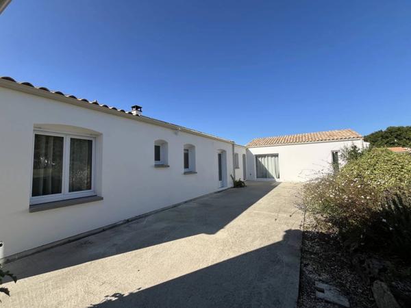 Maison à Étaules : charme et modernité