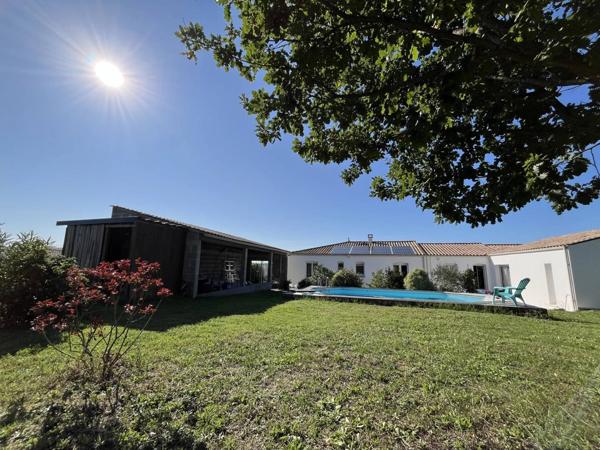 Maison à Étaules : charme et modernité