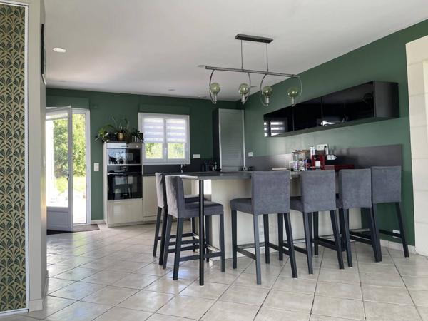 Maison à Étaules : charme et modernité