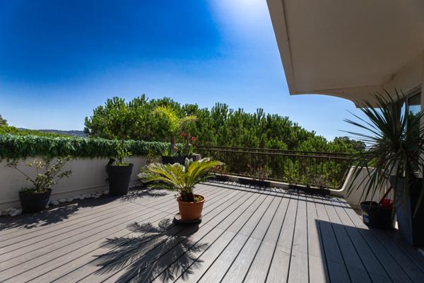 Magnifique appartement rooftop Mandelieu-la-napoule 3 pièces en dernier étage avec une grande terrasse.