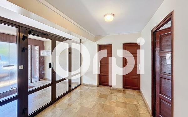Immeuble à vendre    9 pièces •  Brive-la-Gaillarde