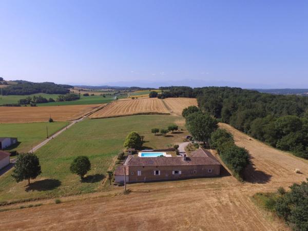 Maison de caractère rénovée dans les Hautes-Pyrénées (65) – Vue imprenable sur les Pyrénées, terrain de 1,7 ha