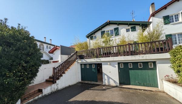 Ciboure centre ; Maison familiale 4 chambres avec bureau et double garage, à deux pas du golf de la Nivelle