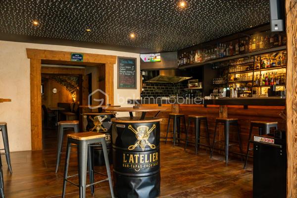 En Exclusivité Fond de commerce Bar-Restaurant (licence 4)
Entièrement rénové en 2023, très équipés et de très bonne qualités.
Il se compose d'une salle voûtée de 24 couverts, d'une salle bar de 24 couverts, d'une terrasse couverte de 24 couverts, d'une terrasse saisonnière de 20 couverts et une grande cave de stockage.
Beau CA en ouvrant du mardi au samedi que le soir, très gros potentiel.
Affaire à saisir, Rare à la vente