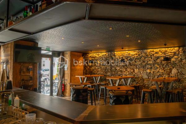 En Exclusivité Fond de commerce Bar-Restaurant (licence 4)
Entièrement rénové en 2023, très équipés et de très bonne qualités.
Il se compose d'une salle voûtée de 24 couverts, d'une salle bar de 24 couverts, d'une terrasse couverte de 24 couverts, d'une terrasse saisonnière de 20 couverts et une grande cave de stockage.
Beau CA en ouvrant du mardi au samedi que le soir, très gros potentiel.
Affaire à saisir, Rare à la vente
