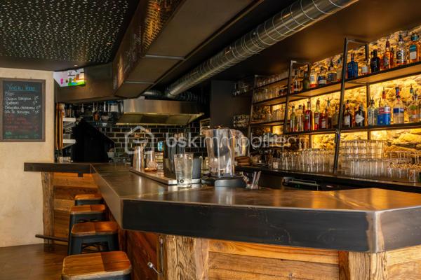 En Exclusivité Fond de commerce Bar-Restaurant (licence 4)
Entièrement rénové en 2023, très équipés et de très bonne qualités.
Il se compose d'une salle voûtée de 24 couverts, d'une salle bar de 24 couverts, d'une terrasse couverte de 24 couverts, d'une terrasse saisonnière de 20 couverts et une grande cave de stockage.
Beau CA en ouvrant du mardi au samedi que le soir, très gros potentiel.
Affaire à saisir, Rare à la vente