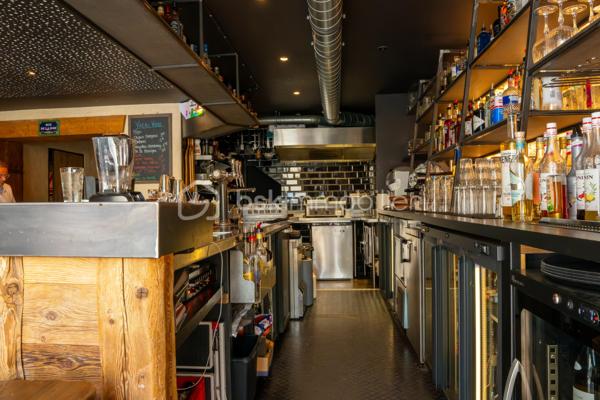 En Exclusivité Fond de commerce Bar-Restaurant (licence 4)
Entièrement rénové en 2023, très équipés et de très bonne qualités.
Il se compose d'une salle voûtée de 24 couverts, d'une salle bar de 24 couverts, d'une terrasse couverte de 24 couverts, d'une terrasse saisonnière de 20 couverts et une grande cave de stockage.
Beau CA en ouvrant du mardi au samedi que le soir, très gros potentiel.
Affaire à saisir, Rare à la vente
