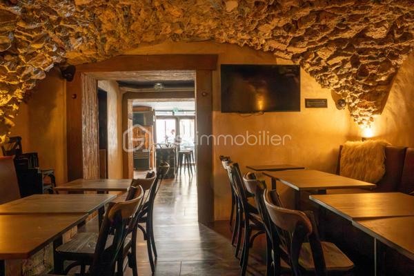 En Exclusivité Fond de commerce Bar-Restaurant (licence 4)
Entièrement rénové en 2023, très équipés et de très bonne qualités.
Il se compose d'une salle voûtée de 24 couverts, d'une salle bar de 24 couverts, d'une terrasse couverte de 24 couverts, d'une terrasse saisonnière de 20 couverts et une grande cave de stockage.
Beau CA en ouvrant du mardi au samedi que le soir, très gros potentiel.
Affaire à saisir, Rare à la vente