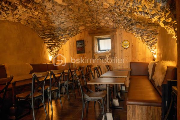 En Exclusivité Fond de commerce Bar-Restaurant (licence 4)
Entièrement rénové en 2023, très équipés et de très bonne qualités.
Il se compose d'une salle voûtée de 24 couverts, d'une salle bar de 24 couverts, d'une terrasse couverte de 24 couverts, d'une terrasse saisonnière de 20 couverts et une grande cave de stockage.
Beau CA en ouvrant du mardi au samedi que le soir, très gros potentiel.
Affaire à saisir, Rare à la vente