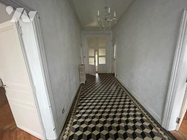 Maison en centre-ville d'ALENCON 220 m² avec beau potentiel proche de la Mairie