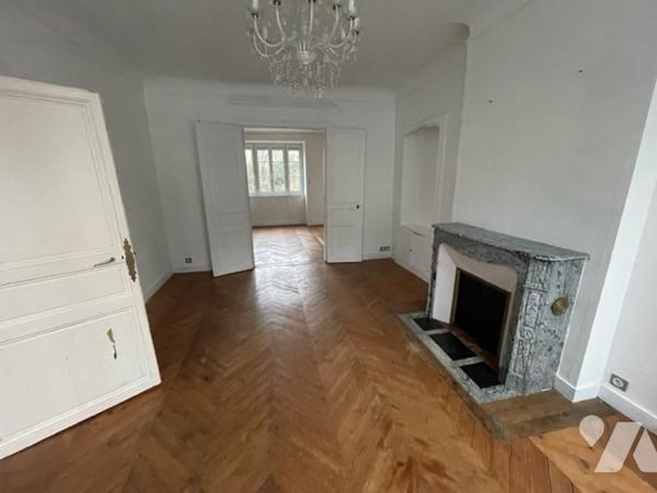 Maison en centre-ville d'ALENCON 220 m² avec beau potentiel proche de la Mairie