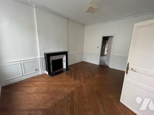 Maison en centre-ville d'ALENCON 220 m² avec beau potentiel proche de la Mairie