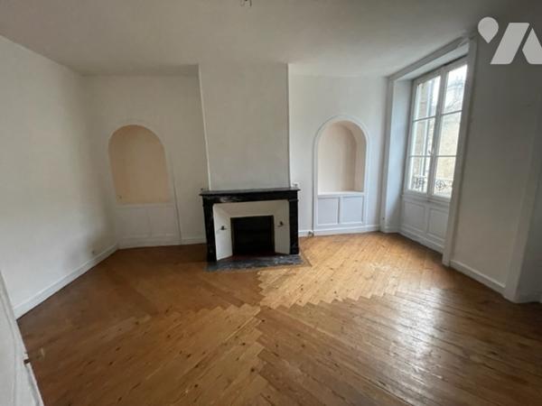 Maison en centre-ville d'ALENCON 220 m² avec beau potentiel proche de la Mairie