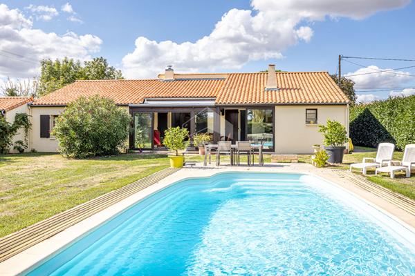 Rare : Maison familiale 5 chambres, avec piscine et grand terrain à Vouillé