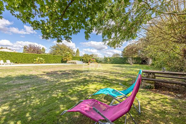 Rare : Maison familiale 5 chambres, avec piscine et grand terrain à Vouillé