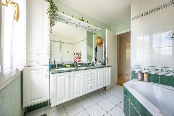 Rare : Maison familiale 5 chambres, avec piscine et grand terrain à Vouillé