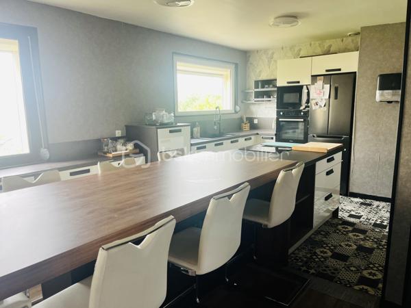 Située à la périphérie de St LO, proche des grandes surfaces et commerces, cette sympathique maison de ville est un coup de coeur sur st lo.

La cuisine et son espace repas vous permettront de passer d'agréables moments de partages en famille ou entre amis. Elle est une pièce maîtresse plutôt spacieuse (30 m2) , ouverte sur un vaste espace séjour/salon agréable et très lumineux offre un volume généreux pour recevoir.

Dans le prolongement, une entrée et un couloir desservant la salle de bain et les 3 chambres de l'étage.

Côté pratique et fonctionnel, vous bénéficiez d'un sous-sol aménagé avec deux chambres, une buanderie et une vaste pièce.  

Un grand point fort pour cette maison: la situation géographique
