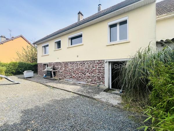 Située à la périphérie de St LO, proche des grandes surfaces et commerces, cette sympathique maison de ville est un coup de coeur sur st lo.

La cuisine et son espace repas vous permettront de passer d'agréables moments de partages en famille ou entre amis. Elle est une pièce maîtresse plutôt spacieuse (30 m2) , ouverte sur un vaste espace séjour/salon agréable et très lumineux offre un volume généreux pour recevoir.

Dans le prolongement, une entrée et un couloir desservant la salle de bain et les 3 chambres de l'étage.

Côté pratique et fonctionnel, vous bénéficiez d'un sous-sol aménagé avec deux chambres, une buanderie et une vaste pièce.  

Un grand point fort pour cette maison: la situation géographique