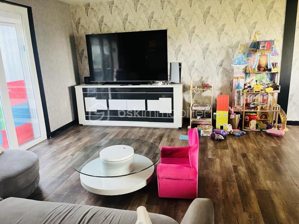 Située à la périphérie de St LO, proche des grandes surfaces et commerces, cette sympathique maison de ville est un coup de coeur sur st lo.

La cuisine et son espace repas vous permettront de passer d'agréables moments de partages en famille ou entre amis. Elle est une pièce maîtresse plutôt spacieuse (30 m2) , ouverte sur un vaste espace séjour/salon agréable et très lumineux offre un volume généreux pour recevoir.

Dans le prolongement, une entrée et un couloir desservant la salle de bain et les 3 chambres de l'étage.

Côté pratique et fonctionnel, vous bénéficiez d'un sous-sol aménagé avec deux chambres, une buanderie et une vaste pièce.  

Un grand point fort pour cette maison: la situation géographique