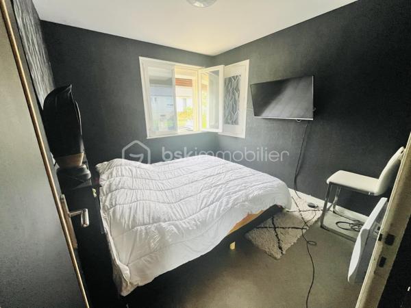 Située à la périphérie de St LO, proche des grandes surfaces et commerces, cette sympathique maison de ville est un coup de coeur sur st lo.

La cuisine et son espace repas vous permettront de passer d'agréables moments de partages en famille ou entre amis. Elle est une pièce maîtresse plutôt spacieuse (30 m2) , ouverte sur un vaste espace séjour/salon agréable et très lumineux offre un volume généreux pour recevoir.

Dans le prolongement, une entrée et un couloir desservant la salle de bain et les 3 chambres de l'étage.

Côté pratique et fonctionnel, vous bénéficiez d'un sous-sol aménagé avec deux chambres, une buanderie et une vaste pièce.  

Un grand point fort pour cette maison: la situation géographique