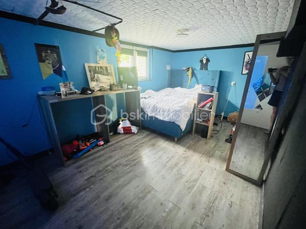 Située à la périphérie de St LO, proche des grandes surfaces et commerces, cette sympathique maison de ville est un coup de coeur sur st lo.

La cuisine et son espace repas vous permettront de passer d'agréables moments de partages en famille ou entre amis. Elle est une pièce maîtresse plutôt spacieuse (30 m2) , ouverte sur un vaste espace séjour/salon agréable et très lumineux offre un volume généreux pour recevoir.

Dans le prolongement, une entrée et un couloir desservant la salle de bain et les 3 chambres de l'étage.

Côté pratique et fonctionnel, vous bénéficiez d'un sous-sol aménagé avec deux chambres, une buanderie et une vaste pièce.  

Un grand point fort pour cette maison: la situation géographique