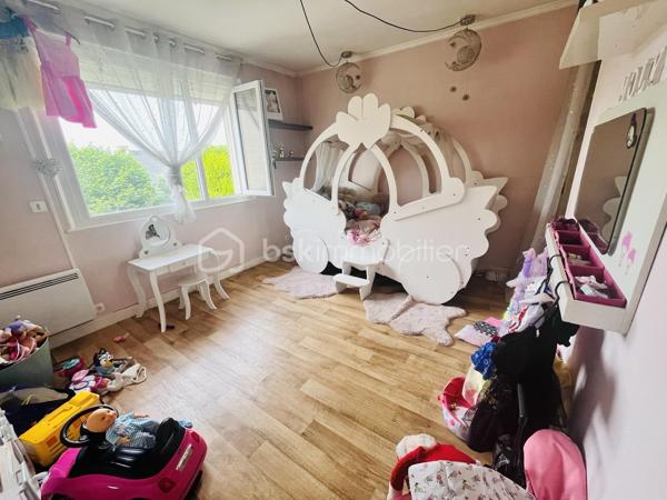 Située à la périphérie de St LO, proche des grandes surfaces et commerces, cette sympathique maison de ville est un coup de coeur sur st lo.

La cuisine et son espace repas vous permettront de passer d'agréables moments de partages en famille ou entre amis. Elle est une pièce maîtresse plutôt spacieuse (30 m2) , ouverte sur un vaste espace séjour/salon agréable et très lumineux offre un volume généreux pour recevoir.

Dans le prolongement, une entrée et un couloir desservant la salle de bain et les 3 chambres de l'étage.

Côté pratique et fonctionnel, vous bénéficiez d'un sous-sol aménagé avec deux chambres, une buanderie et une vaste pièce.  

Un grand point fort pour cette maison: la situation géographique