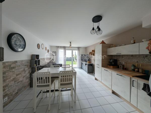 Maison mitoyenne d'un côté à vendre à Ifs
En parfait état, cette maison saura vous séduire avec au rez-de-chaussée une belle entrée qui dessert le séjour avec sa cuisine ouverte, aménagée et équipée et sa grande baie vitrée donnant une importante luminosité à la pièce. Les WC sont assez grands pour y installer lave-linge et sèche-linge, et avoir encore la possibilité de ranger d'autres affaires. 
L'escalier en parfait état, vous conduira bien sûr au 1er étage, sur un palier qui distribue une salle de bain avec double vasques et 3 chambres dont une avec un grand dressing, .
Un garage et un jardin complètent cette sympathique maison très économe en énergie.