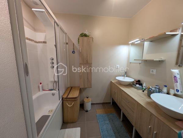 Maison mitoyenne d'un côté à vendre à Ifs
En parfait état, cette maison saura vous séduire avec au rez-de-chaussée une belle entrée qui dessert le séjour avec sa cuisine ouverte, aménagée et équipée et sa grande baie vitrée donnant une importante luminosité à la pièce. Les WC sont assez grands pour y installer lave-linge et sèche-linge, et avoir encore la possibilité de ranger d'autres affaires. 
L'escalier en parfait état, vous conduira bien sûr au 1er étage, sur un palier qui distribue une salle de bain avec double vasques et 3 chambres dont une avec un grand dressing, .
Un garage et un jardin complètent cette sympathique maison très économe en énergie.