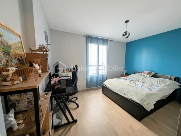 Maison mitoyenne d'un côté à vendre à Ifs
En parfait état, cette maison saura vous séduire avec au rez-de-chaussée une belle entrée qui dessert le séjour avec sa cuisine ouverte, aménagée et équipée et sa grande baie vitrée donnant une importante luminosité à la pièce. Les WC sont assez grands pour y installer lave-linge et sèche-linge, et avoir encore la possibilité de ranger d'autres affaires. 
L'escalier en parfait état, vous conduira bien sûr au 1er étage, sur un palier qui distribue une salle de bain avec double vasques et 3 chambres dont une avec un grand dressing, .
Un garage et un jardin complètent cette sympathique maison très économe en énergie.