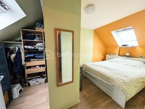 Maison mitoyenne d'un côté à vendre à Ifs
En parfait état, cette maison saura vous séduire avec au rez-de-chaussée une belle entrée qui dessert le séjour avec sa cuisine ouverte, aménagée et équipée et sa grande baie vitrée donnant une importante luminosité à la pièce. Les WC sont assez grands pour y installer lave-linge et sèche-linge, et avoir encore la possibilité de ranger d'autres affaires. 
L'escalier en parfait état, vous conduira bien sûr au 1er étage, sur un palier qui distribue une salle de bain avec double vasques et 3 chambres dont une avec un grand dressing, .
Un garage et un jardin complètent cette sympathique maison très économe en énergie.