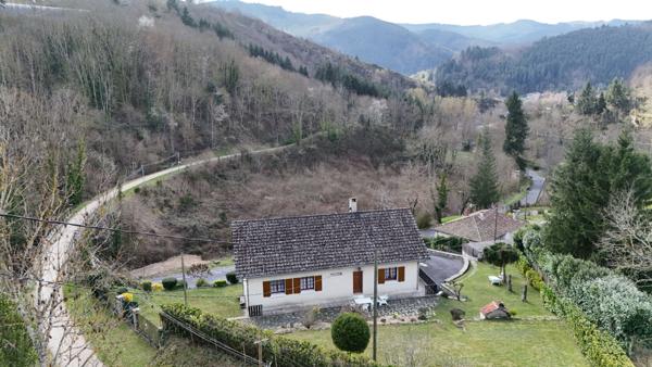 Vivre au calme : charmante maison avec grand terrain