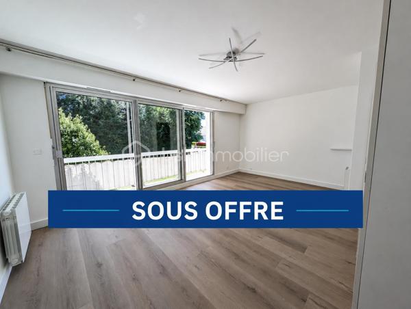 EXCLUSIVITÉ PHILIPPE PARENT – BSK IMMOBILIER 

Dans l'un des quartiers les plus appréciés de Vannes, découvrez ce studio de 32 m² situé en rez-de-chaussée surélevé, à proximité immédiate des commerces, des transports et des services.

Rénové avec goût, il offre un intérieur moderne et soigné. Peintures, sols et installation électrique ont été refaits, vous permettant de poser vos valises sans prévoir de travaux.

L'appartement se compose d'un hall d'entrée, d'une salle de bains, d'une cuisine indépendante avec cellier et d'une agréable pièce de vie d'environ 20 m², lumineuse et fonctionnelle.

Vous apprécierez également son balcon, véritable prolongement de l'espace de vie, ainsi que son environnement sans aucun vis-à-vis, un atout rare qui garantit calme et intimité au quotidien.

Une cave privative ainsi qu'une place de parking complètent les prestations de ce bien.

Premier achat, investissement locatif ou pied-à-terre à Vannes, ce studio réunit tous les critères recherchés : emplacement, confort, luminosité et aucun travaux à prévoir.

Les biens de cette qualité, dans ce secteur très recherché de La Madeleine, trouvent rapidement preneur. Contactez moi sans attendre pour organiser votre visite