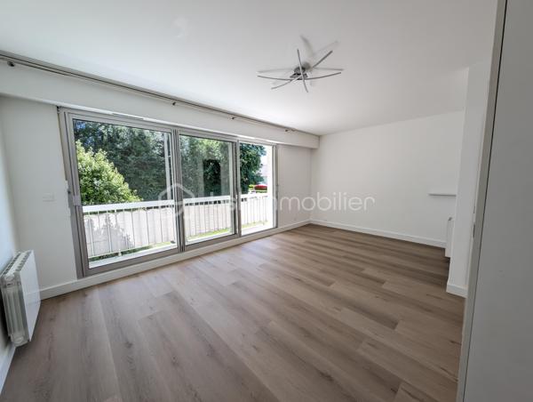 EXCLUSIVITÉ PHILIPPE PARENT – BSK IMMOBILIER 

Dans l'un des quartiers les plus appréciés de Vannes, découvrez ce studio de 32 m² situé en rez-de-chaussée surélevé, à proximité immédiate des commerces, des transports et des services.

Rénové avec goût, il offre un intérieur moderne et soigné. Peintures, sols et installation électrique ont été refaits, vous permettant de poser vos valises sans prévoir de travaux.

L'appartement se compose d'un hall d'entrée, d'une salle de bains, d'une cuisine indépendante avec cellier et d'une agréable pièce de vie d'environ 20 m², lumineuse et fonctionnelle.

Vous apprécierez également son balcon, véritable prolongement de l'espace de vie, ainsi que son environnement sans aucun vis-à-vis, un atout rare qui garantit calme et intimité au quotidien.

Une cave privative ainsi qu'une place de parking complètent les prestations de ce bien.

Premier achat, investissement locatif ou pied-à-terre à Vannes, ce studio réunit tous les critères recherchés : emplacement, confort, luminosité et aucun travaux à prévoir.

Les biens de cette qualité, dans ce secteur très recherché de La Madeleine, trouvent rapidement preneur. Contactez moi sans attendre pour organiser votre visite