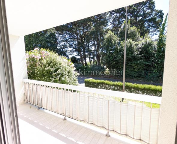 EXCLUSIVITÉ PHILIPPE PARENT – BSK IMMOBILIER 

Dans l'un des quartiers les plus appréciés de Vannes, découvrez ce studio de 32 m² situé en rez-de-chaussée surélevé, à proximité immédiate des commerces, des transports et des services.

Rénové avec goût, il offre un intérieur moderne et soigné. Peintures, sols et installation électrique ont été refaits, vous permettant de poser vos valises sans prévoir de travaux.

L'appartement se compose d'un hall d'entrée, d'une salle de bains, d'une cuisine indépendante avec cellier et d'une agréable pièce de vie d'environ 20 m², lumineuse et fonctionnelle.

Vous apprécierez également son balcon, véritable prolongement de l'espace de vie, ainsi que son environnement sans aucun vis-à-vis, un atout rare qui garantit calme et intimité au quotidien.

Une cave privative ainsi qu'une place de parking complètent les prestations de ce bien.

Premier achat, investissement locatif ou pied-à-terre à Vannes, ce studio réunit tous les critères recherchés : emplacement, confort, luminosité et aucun travaux à prévoir.

Les biens de cette qualité, dans ce secteur très recherché de La Madeleine, trouvent rapidement preneur. Contactez moi sans attendre pour organiser votre visite