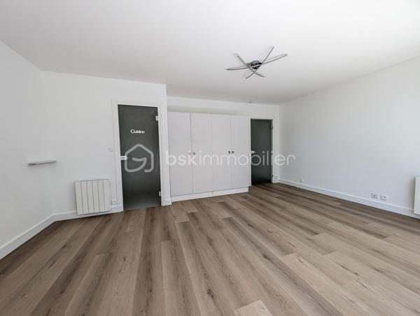 EXCLUSIVITÉ PHILIPPE PARENT – BSK IMMOBILIER 

Dans l'un des quartiers les plus appréciés de Vannes, découvrez ce studio de 32 m² situé en rez-de-chaussée surélevé, à proximité immédiate des commerces, des transports et des services.

Rénové avec goût, il offre un intérieur moderne et soigné. Peintures, sols et installation électrique ont été refaits, vous permettant de poser vos valises sans prévoir de travaux.

L'appartement se compose d'un hall d'entrée, d'une salle de bains, d'une cuisine indépendante avec cellier et d'une agréable pièce de vie d'environ 20 m², lumineuse et fonctionnelle.

Vous apprécierez également son balcon, véritable prolongement de l'espace de vie, ainsi que son environnement sans aucun vis-à-vis, un atout rare qui garantit calme et intimité au quotidien.

Une cave privative ainsi qu'une place de parking complètent les prestations de ce bien.

Premier achat, investissement locatif ou pied-à-terre à Vannes, ce studio réunit tous les critères recherchés : emplacement, confort, luminosité et aucun travaux à prévoir.

Les biens de cette qualité, dans ce secteur très recherché de La Madeleine, trouvent rapidement preneur. Contactez moi sans attendre pour organiser votre visite