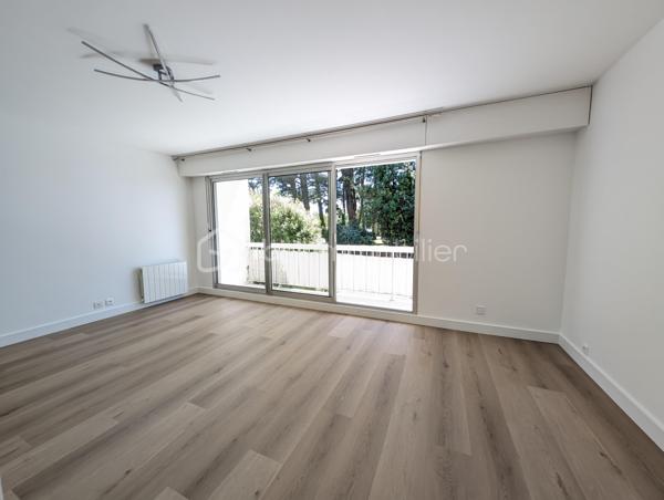 EXCLUSIVITÉ PHILIPPE PARENT – BSK IMMOBILIER 

Dans l'un des quartiers les plus appréciés de Vannes, découvrez ce studio de 32 m² situé en rez-de-chaussée surélevé, à proximité immédiate des commerces, des transports et des services.

Rénové avec goût, il offre un intérieur moderne et soigné. Peintures, sols et installation électrique ont été refaits, vous permettant de poser vos valises sans prévoir de travaux.

L'appartement se compose d'un hall d'entrée, d'une salle de bains, d'une cuisine indépendante avec cellier et d'une agréable pièce de vie d'environ 20 m², lumineuse et fonctionnelle.

Vous apprécierez également son balcon, véritable prolongement de l'espace de vie, ainsi que son environnement sans aucun vis-à-vis, un atout rare qui garantit calme et intimité au quotidien.

Une cave privative ainsi qu'une place de parking complètent les prestations de ce bien.

Premier achat, investissement locatif ou pied-à-terre à Vannes, ce studio réunit tous les critères recherchés : emplacement, confort, luminosité et aucun travaux à prévoir.

Les biens de cette qualité, dans ce secteur très recherché de La Madeleine, trouvent rapidement preneur. Contactez moi sans attendre pour organiser votre visite