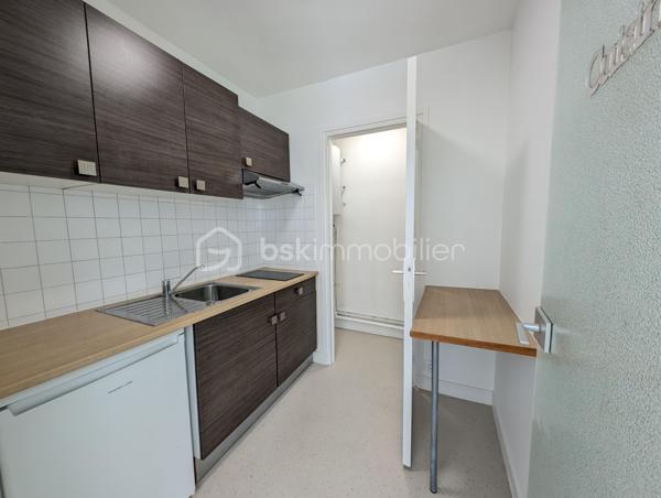 EXCLUSIVITÉ PHILIPPE PARENT – BSK IMMOBILIER 

Dans l'un des quartiers les plus appréciés de Vannes, découvrez ce studio de 32 m² situé en rez-de-chaussée surélevé, à proximité immédiate des commerces, des transports et des services.

Rénové avec goût, il offre un intérieur moderne et soigné. Peintures, sols et installation électrique ont été refaits, vous permettant de poser vos valises sans prévoir de travaux.

L'appartement se compose d'un hall d'entrée, d'une salle de bains, d'une cuisine indépendante avec cellier et d'une agréable pièce de vie d'environ 20 m², lumineuse et fonctionnelle.

Vous apprécierez également son balcon, véritable prolongement de l'espace de vie, ainsi que son environnement sans aucun vis-à-vis, un atout rare qui garantit calme et intimité au quotidien.

Une cave privative ainsi qu'une place de parking complètent les prestations de ce bien.

Premier achat, investissement locatif ou pied-à-terre à Vannes, ce studio réunit tous les critères recherchés : emplacement, confort, luminosité et aucun travaux à prévoir.

Les biens de cette qualité, dans ce secteur très recherché de La Madeleine, trouvent rapidement preneur. Contactez moi sans attendre pour organiser votre visite