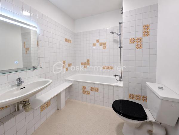 EXCLUSIVITÉ PHILIPPE PARENT – BSK IMMOBILIER 

Dans l'un des quartiers les plus appréciés de Vannes, découvrez ce studio de 32 m² situé en rez-de-chaussée surélevé, à proximité immédiate des commerces, des transports et des services.

Rénové avec goût, il offre un intérieur moderne et soigné. Peintures, sols et installation électrique ont été refaits, vous permettant de poser vos valises sans prévoir de travaux.

L'appartement se compose d'un hall d'entrée, d'une salle de bains, d'une cuisine indépendante avec cellier et d'une agréable pièce de vie d'environ 20 m², lumineuse et fonctionnelle.

Vous apprécierez également son balcon, véritable prolongement de l'espace de vie, ainsi que son environnement sans aucun vis-à-vis, un atout rare qui garantit calme et intimité au quotidien.

Une cave privative ainsi qu'une place de parking complètent les prestations de ce bien.

Premier achat, investissement locatif ou pied-à-terre à Vannes, ce studio réunit tous les critères recherchés : emplacement, confort, luminosité et aucun travaux à prévoir.

Les biens de cette qualité, dans ce secteur très recherché de La Madeleine, trouvent rapidement preneur. Contactez moi sans attendre pour organiser votre visite