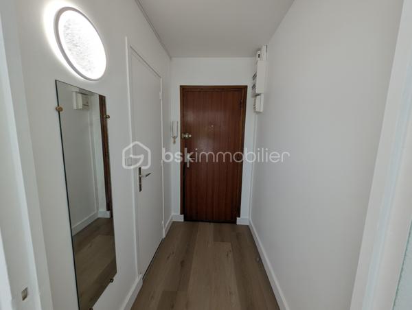 EXCLUSIVITÉ PHILIPPE PARENT – BSK IMMOBILIER 

Dans l'un des quartiers les plus appréciés de Vannes, découvrez ce studio de 32 m² situé en rez-de-chaussée surélevé, à proximité immédiate des commerces, des transports et des services.

Rénové avec goût, il offre un intérieur moderne et soigné. Peintures, sols et installation électrique ont été refaits, vous permettant de poser vos valises sans prévoir de travaux.

L'appartement se compose d'un hall d'entrée, d'une salle de bains, d'une cuisine indépendante avec cellier et d'une agréable pièce de vie d'environ 20 m², lumineuse et fonctionnelle.

Vous apprécierez également son balcon, véritable prolongement de l'espace de vie, ainsi que son environnement sans aucun vis-à-vis, un atout rare qui garantit calme et intimité au quotidien.

Une cave privative ainsi qu'une place de parking complètent les prestations de ce bien.

Premier achat, investissement locatif ou pied-à-terre à Vannes, ce studio réunit tous les critères recherchés : emplacement, confort, luminosité et aucun travaux à prévoir.

Les biens de cette qualité, dans ce secteur très recherché de La Madeleine, trouvent rapidement preneur. Contactez moi sans attendre pour organiser votre visite