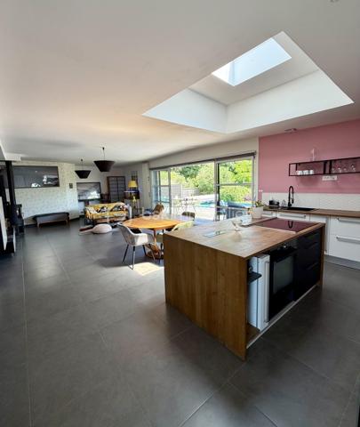 Une exclusivité Sonia Rozwadower - BSK immobilier : 

Idéalement située en plein bourg de Ploemel, au fond d’une impasse garantissant calme et tranquillité, découvrez cette maison contemporaine de plain-pied construite en 2012, offrant 117 m² habitables sur un terrain paysagé de 858 m².

Dès l’entrée, vous serez séduits par sa vaste pièce de vie de près de 59 m², baignée de lumière grâce à une baie vitrée de 5 mètres ouvrant sur une terrasse en bois d’environ 32 m² exposée sud-est. Cet espace convivial comprend un séjour chaleureux avec poêle à bois, une salle à manger et une cuisine aménagée et équipée.

L’espace nuit se compose d’une suite parentale de 17 m² avec dressing et salle de bain privative, de deux belles chambres d’environ 14 m² chacune, d’une salle d’eau indépendante ainsi que d’un WC séparé.

À l’extérieur, profitez pleinement des beaux jours grâce à une piscine de 7 x 4 mètres en béton, équipée d’un volet roulant, d’une pompe à chaleur et d’un traitement au sel. Sa profondeur de 1,50 m en fait un espace idéal pour toute la famille.

Les prestations complémentaires comprennent un garage de 22 m², une buanderie de 17 m², une aspiration centralisée, un chauffe-eau de 300 litres ainsi qu’un système de chauffage par pompe à chaleur.

Atout  : la configuration de la maison permet la réalisation d'une extension d'environ 36 m² au sol avec accès indépendant, offrant une opportunité pour l'installation d'une profession libérale, la création d'un bureau indépendant, d'un espace de télétravail, d'un cabinet de consultation ou encore d'un logement complémentaire selon les autorisations en vigueur.

Une maison récente, alliant confort, fonctionnalité et potentiel d'évolution, à proximité immédiate des commerces, écoles et services du bourg.

Un bien aux multiples possibilités, à découvrir sans tarder. N'hésitez pas à me contacter pour organiser une visite!