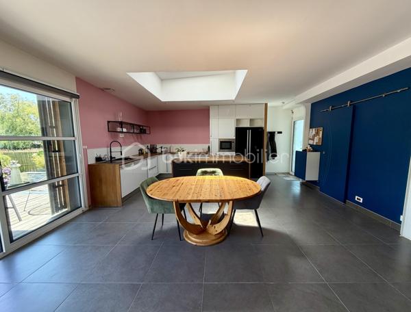 Une exclusivité Sonia Rozwadower - BSK immobilier : 

Idéalement située en plein bourg de Ploemel, au fond d’une impasse garantissant calme et tranquillité, découvrez cette maison contemporaine de plain-pied construite en 2012, offrant 117 m² habitables sur un terrain paysagé de 858 m².

Dès l’entrée, vous serez séduits par sa vaste pièce de vie de près de 59 m², baignée de lumière grâce à une baie vitrée de 5 mètres ouvrant sur une terrasse en bois d’environ 32 m² exposée sud-est. Cet espace convivial comprend un séjour chaleureux avec poêle à bois, une salle à manger et une cuisine aménagée et équipée.

L’espace nuit se compose d’une suite parentale de 17 m² avec dressing et salle de bain privative, de deux belles chambres d’environ 14 m² chacune, d’une salle d’eau indépendante ainsi que d’un WC séparé.

À l’extérieur, profitez pleinement des beaux jours grâce à une piscine de 7 x 4 mètres en béton, équipée d’un volet roulant, d’une pompe à chaleur et d’un traitement au sel. Sa profondeur de 1,50 m en fait un espace idéal pour toute la famille.

Les prestations complémentaires comprennent un garage de 22 m², une buanderie de 17 m², une aspiration centralisée, un chauffe-eau de 300 litres ainsi qu’un système de chauffage par pompe à chaleur.

Atout  : la configuration de la maison permet la réalisation d'une extension d'environ 36 m² au sol avec accès indépendant, offrant une opportunité pour l'installation d'une profession libérale, la création d'un bureau indépendant, d'un espace de télétravail, d'un cabinet de consultation ou encore d'un logement complémentaire selon les autorisations en vigueur.

Une maison récente, alliant confort, fonctionnalité et potentiel d'évolution, à proximité immédiate des commerces, écoles et services du bourg.

Un bien aux multiples possibilités, à découvrir sans tarder. N'hésitez pas à me contacter pour organiser une visite!